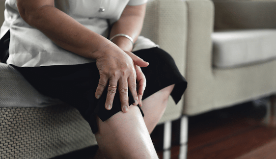mujer con dolor crónico en la rodilla